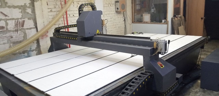 Фpезepно-гpавиpoвaльный стaнoк с ЧПУ МULТICUT 3000.