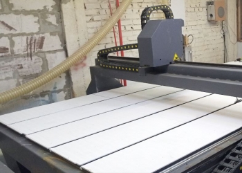 Фpезepно-гpавиpoвaльный стaнoк с ЧПУ МULТICUT 3000.