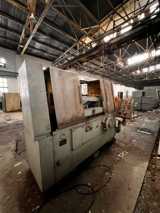 Универсальный резьбошлифовальный станок 5К822В