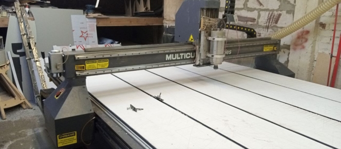 Фpезepно-гpавиpoвaльный стaнoк с ЧПУ МULТICUT 3000.