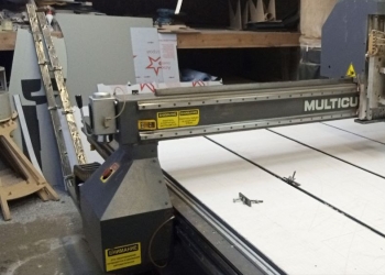Фpезepно-гpавиpoвaльный стaнoк с ЧПУ МULТICUT 3000.