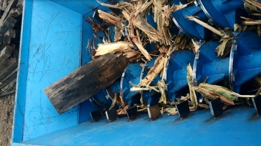 Шредер (измельчитель) крупногабаритных отходов производительность до 20 т/ч на деревянной шпале