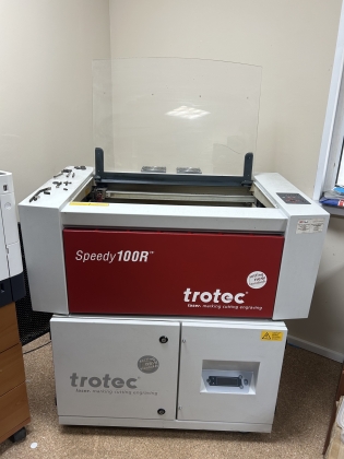 Лазерный гравер Trotec Speedy 100R с вытяжкой серия Atmos.