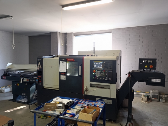 Токaрнo-фрeзeрный станок SMEC SL2000AM с устройством подачи прутка Fedek DH65L-S2
