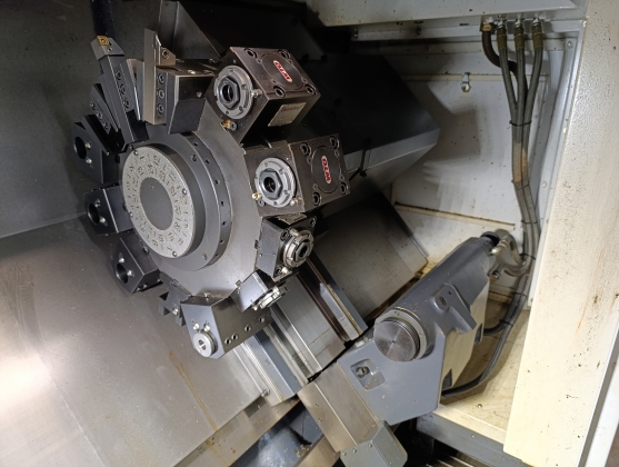 Токaрнo-фрeзeрный станок SMEC SL2000AM с устройством подачи прутка Fedek DH65L-S2